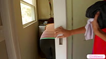 Девка на кухне кончает от пениса соседа в мохнатке